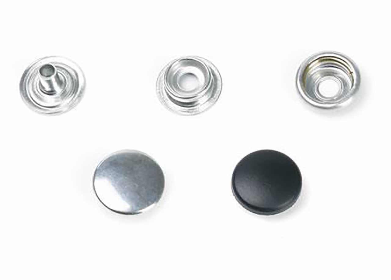 Druckknopf mit schwarzer Kappe